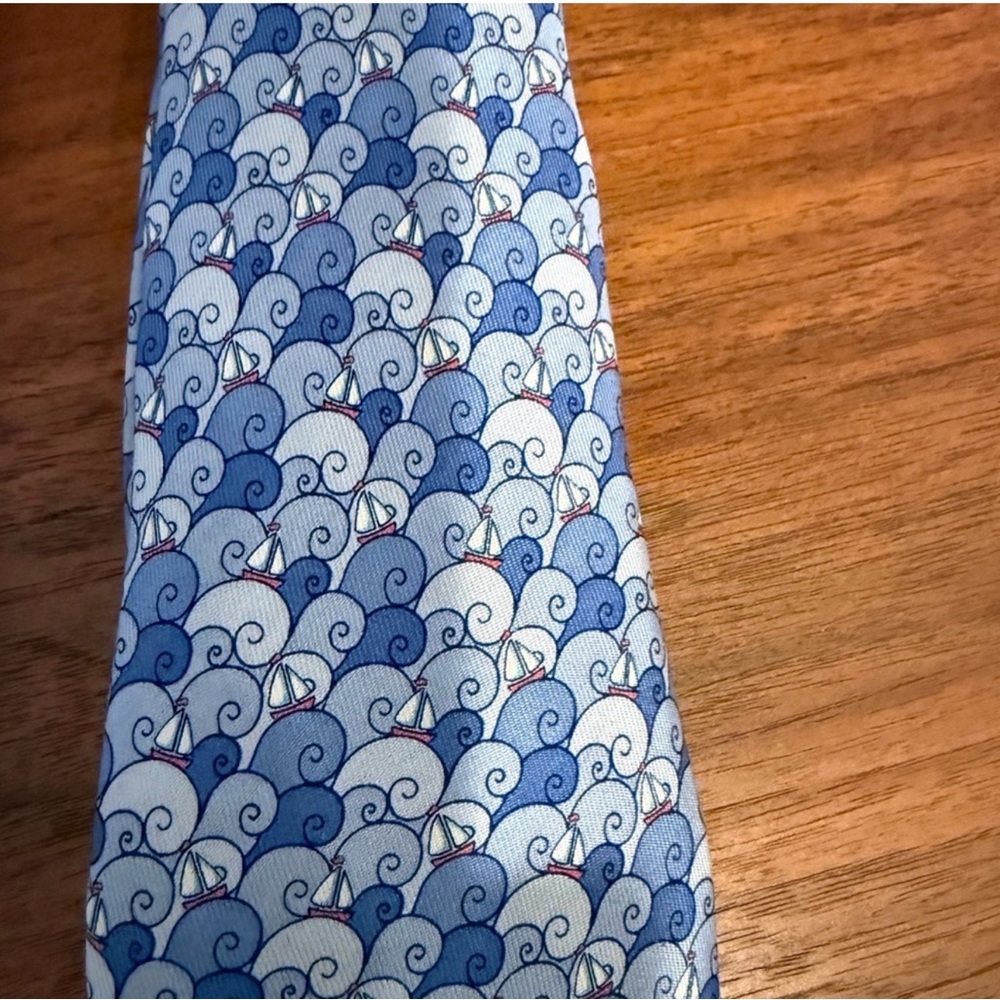 Vineyard Vines Blue and White Wave Pattern Tie - Picture 3 of 3